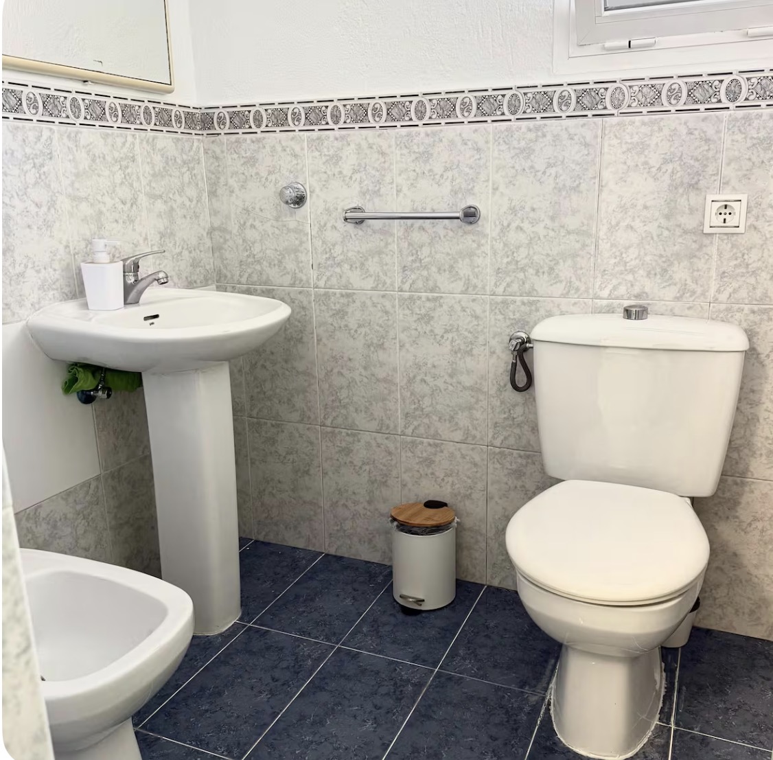 Segundo baño con lavabo y bidé