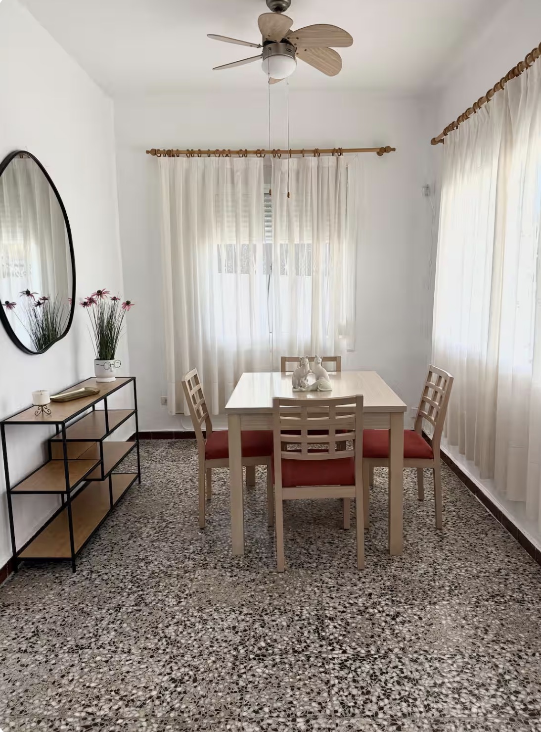 Comedor con mesa y ventilador de techo