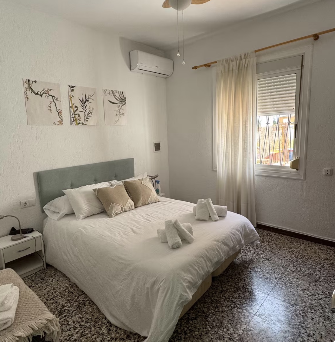 Dormitorio principal con cama de matrimonio y aire acondicionado