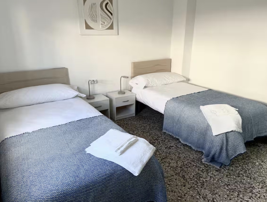 Dormitorio con dos camas individuales