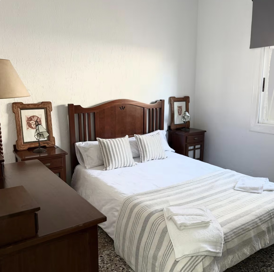 Dormitorio con cama de matrimonio y muebles de madera