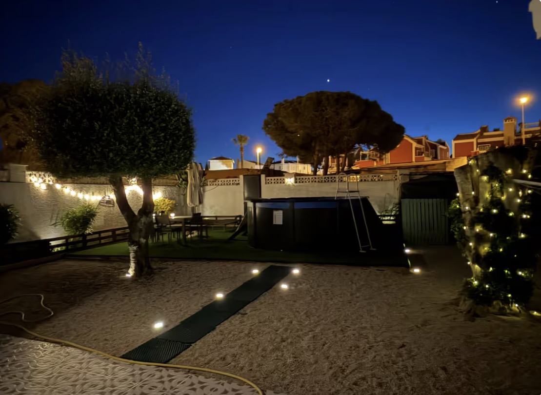 Jardín de la casa iluminado al anochecer