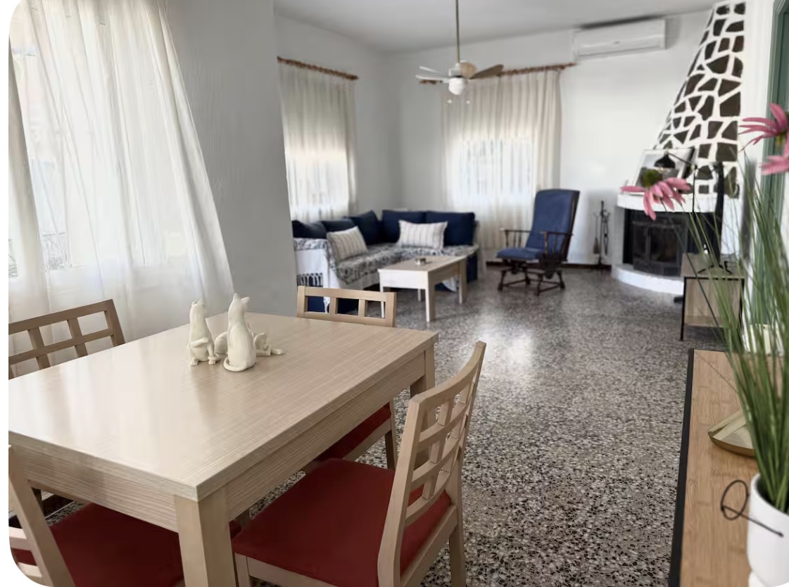 Salón con chimenea y sofá